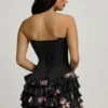Mini sukienka Juliet bez ramiączek z marszczonymi warstwami w czarny kwiatowy wzór Mini sukienka Juliet bez ramiączek z marszczonymi warstwami w czarny kwiatowy wzór