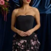 Mini sukienka Juliet bez ramiączek z marszczonymi warstwami w czarny kwiatowy wzór Mini sukienka Juliet bez ramiączek z marszczonymi warstwami w czarny kwiatowy wzór