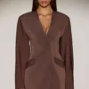 Mini sukienka typu blezer Azelie z jednym rzędem guzików w kolorze czekoladowego brązu Mini sukienka typu blezer Azelie z jednym rzędem guzików w kolorze czekoladowego brązu