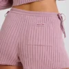 Mini szorty z dzianiny prążkowanej w kolorze fioletowym Mini szorty z dzianiny prążkowanej w kolorze fioletowym
