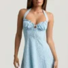 Nerine Sukienka mini z dekoltem halter i krojem w literę A w niebieski kwiatowy wzór Nerine Sukienka mini z dekoltem halter i krojem w literę A w niebieski kwiatowy wzór