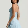 Nerine Sukienka mini z dekoltem halter i krojem w literę A w niebieski kwiatowy wzór Nerine Sukienka mini z dekoltem halter i krojem w literę A w niebieski kwiatowy wzór