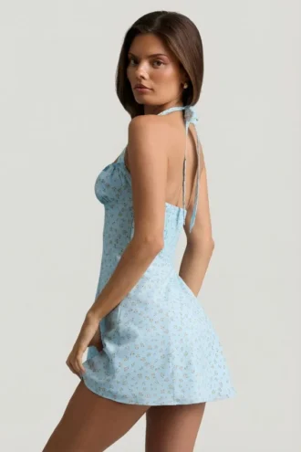 Nerine Sukienka mini z dekoltem halter i krojem w literę A w niebieski kwiatowy wzór Nerine Sukienka mini z dekoltem halter i krojem w literę A w niebieski kwiatowy wzór