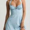 Nerine Sukienka mini z dekoltem halter i krojem w literę A w niebieski kwiatowy wzór Nerine Sukienka mini z dekoltem halter i krojem w literę A w niebieski kwiatowy wzór