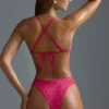 Oh Polly Moda kąpielowa: HOTFIX Edition – ozdobione doły od bikini z wysokim wycięciem w kształcie litery V w kolorze Raspberry Sorbet Oh Polly Moda kąpielowa: HOTFIX Edition – ozdobione doły od bikini z wysokim wycięciem w kształcie litery V w kolorze Raspberry Sorbet