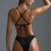Oh Polly Moda kąpielowa: HOTFIX Edition – ozdobne doły od bikini z wysokim wycięciem w kształcie litery V w kolorze czarnym Oh Polly Moda kąpielowa: HOTFIX Edition – ozdobne doły od bikini z wysokim wycięciem w kształcie litery V w kolorze czarnym