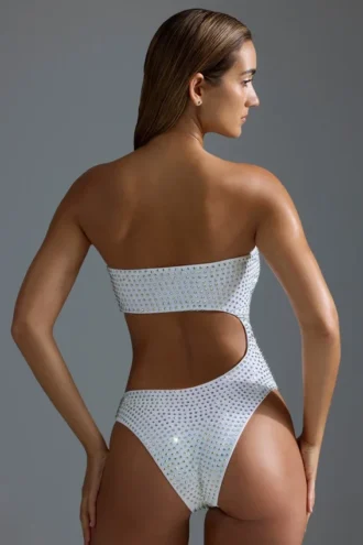 Oh Polly Moda kąpielowa: Jednoczęściowy strój kąpielowy z wycięciami i zdobieniami HOTFIX Edition w kolorze białym Oh Polly Moda kąpielowa: Jednoczęściowy strój kąpielowy z wycięciami i zdobieniami HOTFIX Edition w kolorze białym