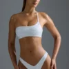 Oh Polly Moda kąpielowa: Top bikini bandeau z jednym ramiączkiem z ozdobami z serii HOTFIX w kolorze białym Oh Polly Moda kąpielowa: Top bikini bandeau z jednym ramiączkiem z ozdobami z serii HOTFIX w kolorze białym