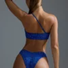 Oh Polly Moda kąpielowa: Top bikini bandeau z jednym ramiączkiem z ozdobami z serii HOTFIX w kolorze królewskiego błękitu Oh Polly Moda kąpielowa: Top bikini bandeau z jednym ramiączkiem z ozdobami z serii HOTFIX w kolorze królewskiego błękitu