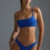 Oh Polly Moda kąpielowa: Top bikini bandeau z jednym ramiączkiem z ozdobami z serii HOTFIX w kolorze królewskiego błękitu Oh Polly Moda kąpielowa: Top bikini bandeau z jednym ramiączkiem z ozdobami z serii HOTFIX w kolorze królewskiego błękitu