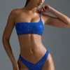 Oh Polly Moda kąpielowa: Top bikini bandeau z jednym ramiączkiem z ozdobami z serii HOTFIX w kolorze królewskiego błękitu Oh Polly Moda kąpielowa: Top bikini bandeau z jednym ramiączkiem z ozdobami z serii HOTFIX w kolorze królewskiego błękitu