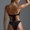 Oh Polly Moda kąpielowa: Top bikini bandeau z ozdobną chustą z edycji HOTFIX w kolorze czarnym