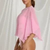 Przezroczyste ponczo Zarayah w kolorze Candyfloss Pink Przezroczyste ponczo Zarayah w kolorze Candyfloss Pink