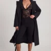 Przezroczysty koronkowy body z falistym dekoltem w kolorze czarnym Przezroczysty koronkowy body z falistym dekoltem w kolorze czarnym