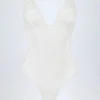 Przezroczysty koronkowy body Zayla z falistym dekoltem w kolorze białym Przezroczysty koronkowy body Zayla z falistym dekoltem w kolorze białym