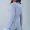 Przezroczysty top Elisia z piórkową lamówką w kolorze delikatnego błękitu Przezroczysty top Elisia z piórkową lamówką w kolorze delikatnego błękitu