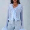 Przezroczysty top Elisia z piórkową lamówką w kolorze delikatnego błękitu Przezroczysty top Elisia z piórkową lamówką w kolorze delikatnego błękitu
