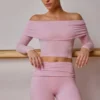 Przezroczysty top z odkrytymi ramionami i długimi rękawami w delikatnym różu Przezroczysty top z odkrytymi ramionami i długimi rękawami w delikatnym różu