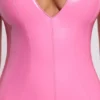 Różowa sukienka Mini bodycon z głębokim dekoltem Allani Vinyl Różowa sukienka Mini bodycon z głębokim dekoltem Allani Vinyl