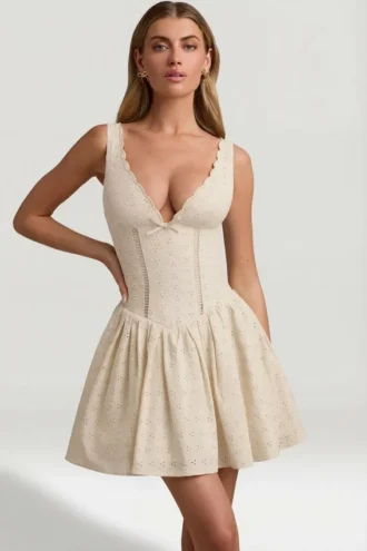 Sabina Broderie Anglaise – mini sukienka o kroju litery A z kokardką w kolorze kości słoniowej Sabina Broderie Anglaise – mini sukienka o kroju litery A z kokardką w kolorze kości słoniowej