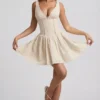 Sabina Broderie Anglaise – mini sukienka o kroju litery A z kokardką w kolorze kości słoniowej Sabina Broderie Anglaise – mini sukienka o kroju litery A z kokardką w kolorze kości słoniowej