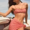 Sarong Molinas wiązany z boku w czerwoną kratkę Sarong Molinas wiązany z boku w czerwoną kratkę