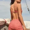 Sarong Molinas wiązany z boku w czerwoną kratkę Sarong Molinas wiązany z boku w czerwoną kratkę