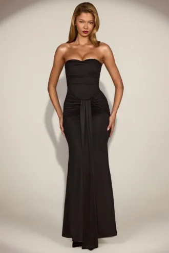 Satynowa suknia z drapowanym dekoltem bandeau Aisra w kolorze czarnym Satynowa suknia z drapowanym dekoltem bandeau Aisra w kolorze czarnym