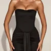 Satynowa suknia z drapowanym dekoltem bandeau Aisra w kolorze czarnym Satynowa suknia z drapowanym dekoltem bandeau Aisra w kolorze czarnym