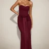 Satynowa suknia z drapowanym dekoltem typu bandeau Aisra w kolorze bordowym Satynowa suknia z drapowanym dekoltem typu bandeau Aisra w kolorze bordowym