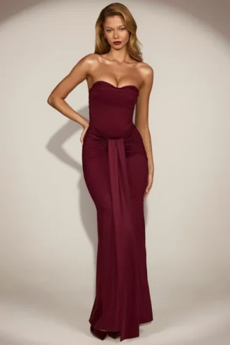 Satynowa suknia z drapowanym dekoltem typu bandeau Aisra w kolorze bordowym Satynowa suknia z drapowanym dekoltem typu bandeau Aisra w kolorze bordowym