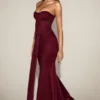 Satynowa suknia z drapowanym dekoltem typu bandeau Aisra w kolorze bordowym Satynowa suknia z drapowanym dekoltem typu bandeau Aisra w kolorze bordowym