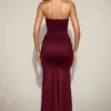 Satynowa suknia z drapowanym dekoltem typu bandeau Aisra w kolorze bordowym Satynowa suknia z drapowanym dekoltem typu bandeau Aisra w kolorze bordowym