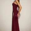 Satynowa suknia z drapowanym dekoltem typu bandeau Aisra w kolorze bordowym Satynowa suknia z drapowanym dekoltem typu bandeau Aisra w kolorze bordowym