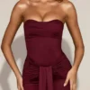 Satynowa suknia z drapowanym dekoltem typu bandeau Aisra w kolorze bordowym Satynowa suknia z drapowanym dekoltem typu bandeau Aisra w kolorze bordowym