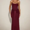 Satynowa suknia z drapowanym dekoltem typu bandeau Aisra w kolorze bordowym Satynowa suknia z drapowanym dekoltem typu bandeau Aisra w kolorze bordowym