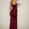 Satynowa suknia z drapowanym dekoltem typu bandeau Aisra w kolorze bordowym Satynowa suknia z drapowanym dekoltem typu bandeau Aisra w kolorze bordowym