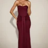 Satynowa suknia z drapowanym dekoltem typu bandeau Aisra w kolorze bordowym Satynowa suknia z drapowanym dekoltem typu bandeau Aisra w kolorze bordowym