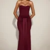 Satynowa suknia z drapowanym dekoltem typu bandeau Aisra w kolorze bordowym Satynowa suknia z drapowanym dekoltem typu bandeau Aisra w kolorze bordowym