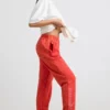 Spodnie dresowe oversize z dresówki szczotkowanej w kolorze czerwonym Spodnie dresowe oversize z dresówki szczotkowanej w kolorze czerwonym