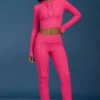 Spodnie z podwiniętymi nogawkami w stylu „cable knit” w kolorze intensywnego różu Spodnie z podwiniętymi nogawkami w stylu „cable knit” w kolorze intensywnego różu
