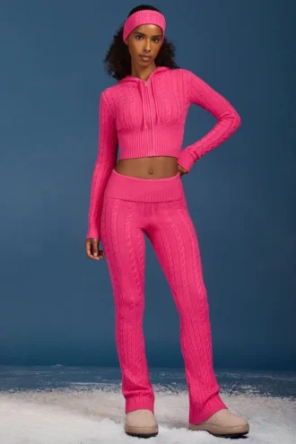 Spodnie z podwiniętymi nogawkami w stylu „cable knit” w kolorze intensywnego różu Spodnie z podwiniętymi nogawkami w stylu „cable knit” w kolorze intensywnego różu