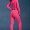 Spodnie z podwiniętymi nogawkami w stylu „cable knit” w kolorze intensywnego różu Spodnie z podwiniętymi nogawkami w stylu „cable knit” w kolorze intensywnego różu