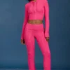 Spodnie z podwiniętymi nogawkami w stylu „cable knit” w kolorze intensywnego różu Spodnie z podwiniętymi nogawkami w stylu „cable knit” w kolorze intensywnego różu