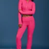 Spodnie z podwiniętymi nogawkami w stylu „cable knit” w kolorze intensywnego różu Spodnie z podwiniętymi nogawkami w stylu „cable knit” w kolorze intensywnego różu