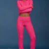Spodnie z podwiniętymi nogawkami w stylu „cable knit” w kolorze intensywnego różu Spodnie z podwiniętymi nogawkami w stylu „cable knit” w kolorze intensywnego różu