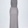 Srebrna sukienka Maxi Solara z odkrytymi plecami i wiązaniem na szyi