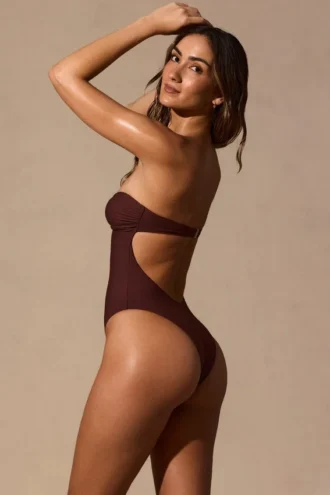 Stroje jednoczęściowe bandeau Faye z wycięciami w kolorze espresso