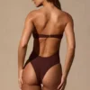 Stroje jednoczęściowe bandeau Faye z wycięciami w kolorze espresso Stroje jednoczęściowe bandeau Faye z wycięciami w kolorze espresso