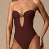 Stroje jednoczęściowe bandeau Faye z wycięciami w kolorze espresso Stroje jednoczęściowe bandeau Faye z wycięciami w kolorze espresso